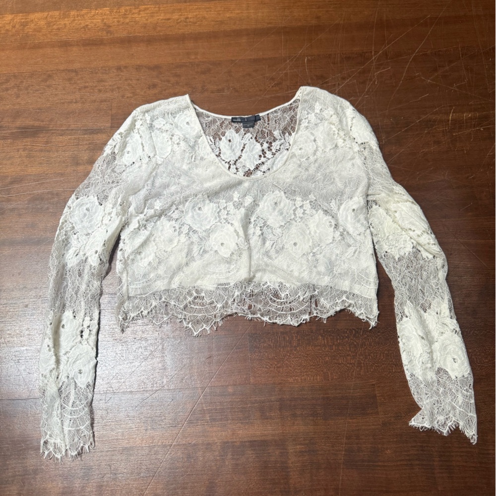 Lace crop long sleeve top